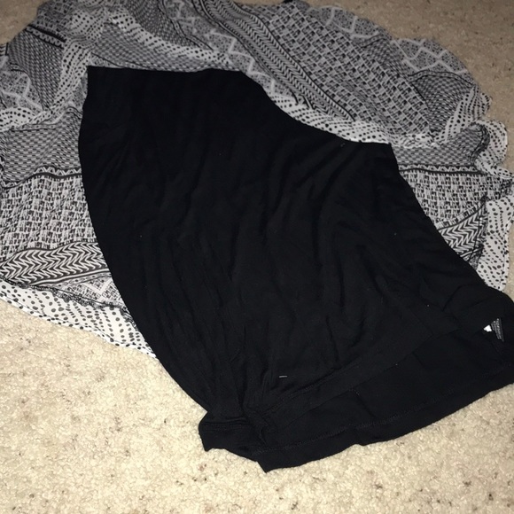 Flowy Black and White Blouse - Picture 2 of 3